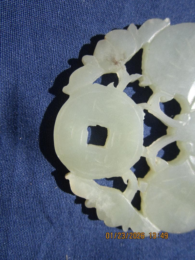 中国　玉　石細工　彫り物　根付　当時の札付き　翡翠【?】 工芸品　細工物　1個