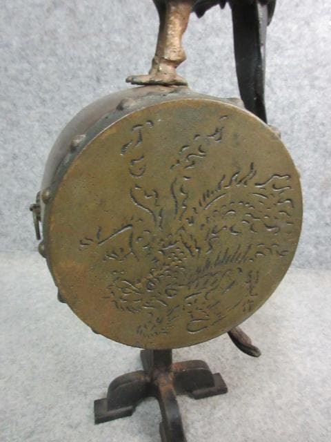 鉄製太鼓に尾長鶏置物 [B24963]