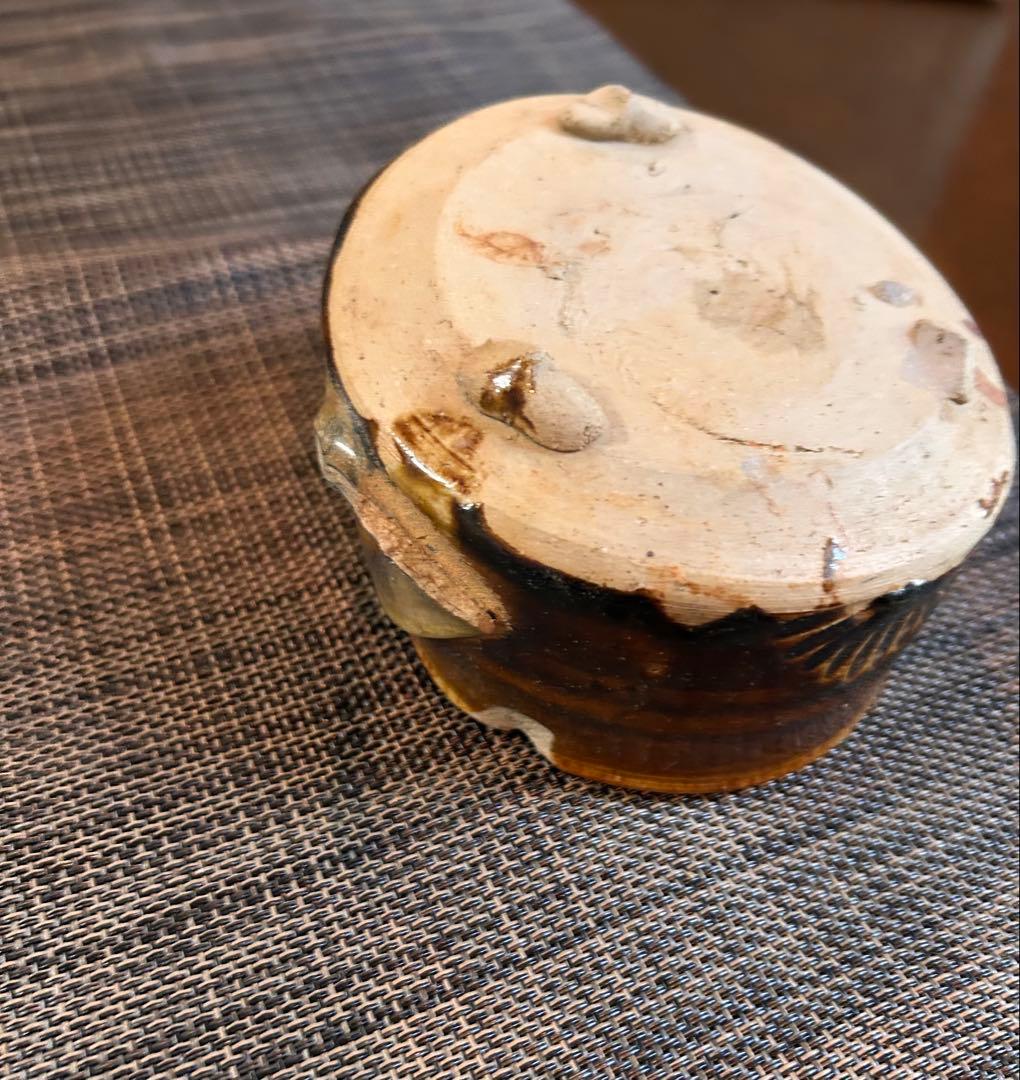 希少　桃山　掘の手（発掘品）菊花紋　織部　三つ足　香炉　飴釉（卯の花釉）