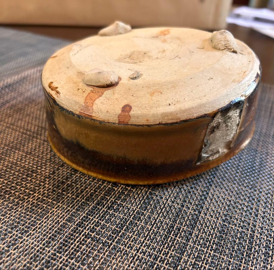 希少　桃山　掘の手（発掘品）菊花紋　織部　三つ足　香炉　飴釉（卯の花釉）