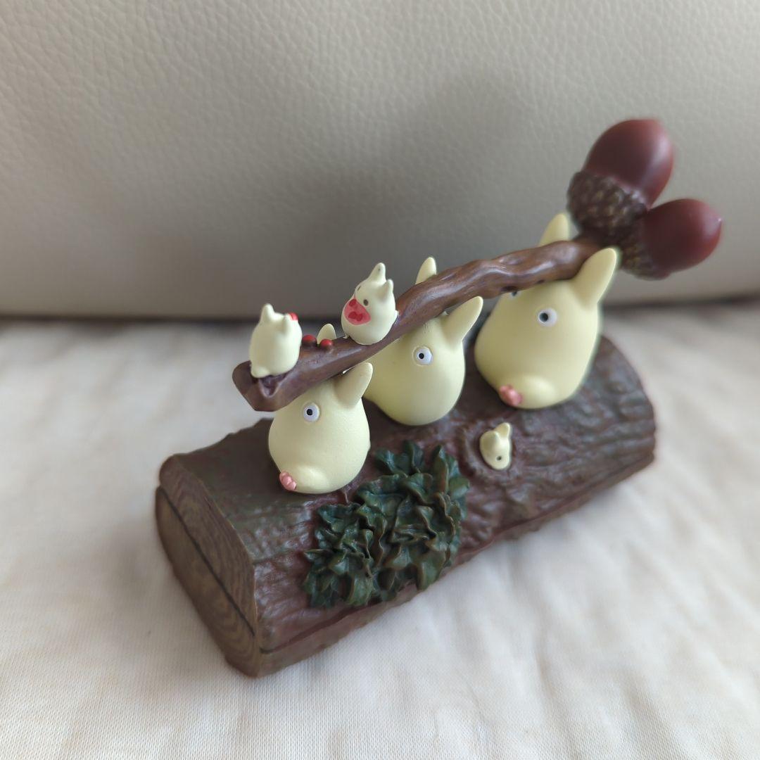 となりのトトロ　雑木林のトトロたち　丸太の上でエッサホイサ！