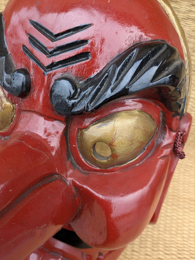 大迫力の天狗面　木製品　壁飾り　程度の良い中古品