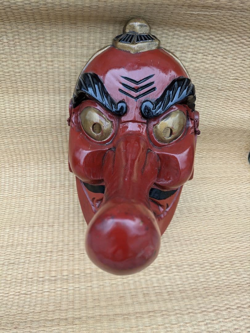 大迫力の天狗面　木製品　壁飾り　程度の良い中古品